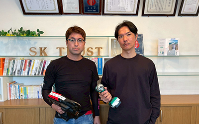 福沢諭博さんの仕事風景 - 工具を使った作業